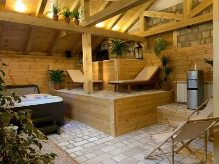 Die Ski-Suite hat ein Schlafzimmer und ein kleines Wohnzimmer ohne Küche. - Photo 2