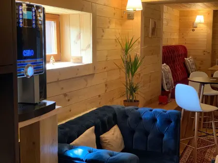 Die Ski-Suite hat ein Schlafzimmer und ein kleines Wohnzimmer ohne Küche. - Photo 4