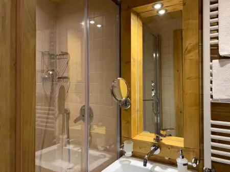 Die Ski-Suite hat ein Schlafzimmer und ein kleines Wohnzimmer ohne Küche. - Photo 5