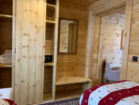 Die Ski-Suite hat ein Schlafzimmer und ein kleines Wohnzimmer ohne Küche. - Photo 11