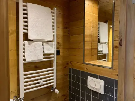 Die Ski-Suite hat ein Schlafzimmer und ein kleines Wohnzimmer ohne Küche. - Photo 12