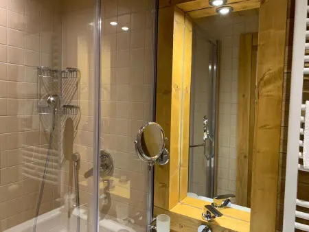 Die Ski-Suite hat ein Schlafzimmer und ein kleines Wohnzimmer ohne Küche. - Photo 21