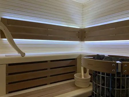 Die Ski-Suite hat ein Schlafzimmer und ein kleines Wohnzimmer ohne Küche. - Photo 24