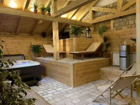 Die Ski-Suite hat ein Schlafzimmer und ein kleines Wohnzimmer ohne Küche. - Photo 49