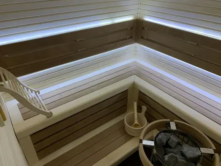 Die Ski-Suite hat ein Schlafzimmer und ein kleines Wohnzimmer ohne Küche. - Photo 55