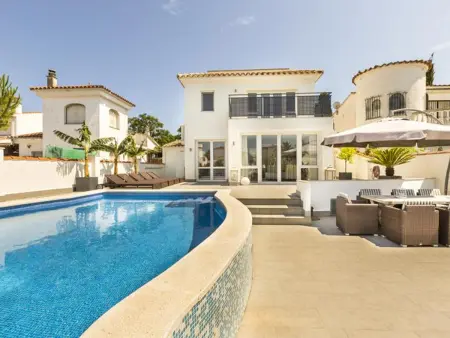 Villa Moderne au Canal avec 4 Chambres, Piscine Chauffée et Amarrage - Photo 1