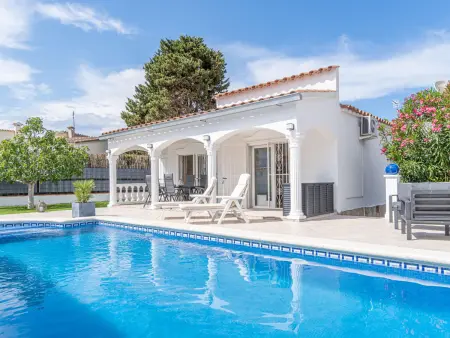 Maison de plain-pied avec 3 chambres, piscine privée et climatisation à Castelló d’Empúries - Photo 1