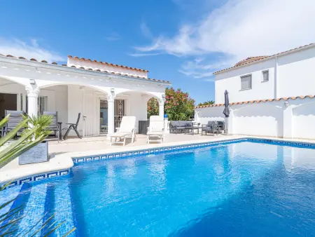Maison de plain-pied avec 3 chambres, piscine privée et climatisation à Castelló d’Empúries - Photo 4