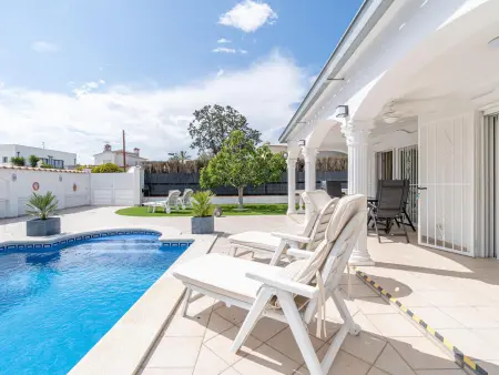 Maison de plain-pied avec 3 chambres, piscine privée et climatisation à Castelló d’Empúries - Photo 7