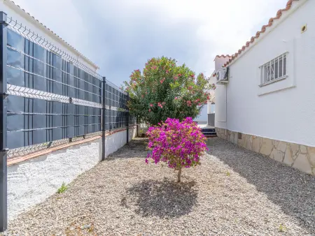 Maison de plain-pied avec 3 chambres, piscine privée et climatisation à Castelló d’Empúries - Photo 9