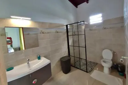 Studio moderne près de Capesterre-Belle-Eau avec piscine - Photo 7