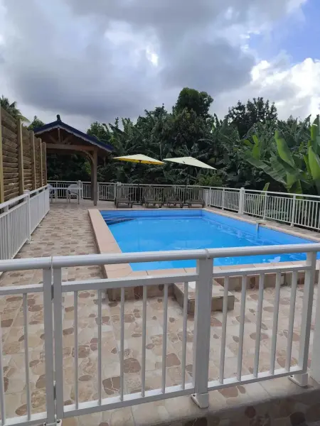 Studio moderne près de Capesterre-Belle-Eau avec piscine - Photo 12