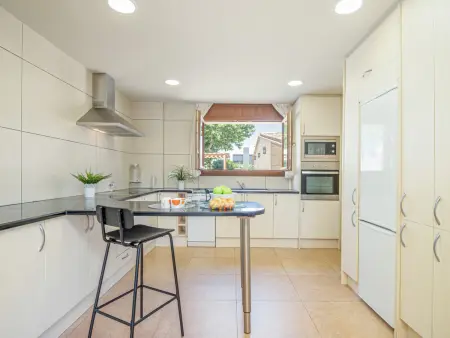 Villa moderne à Empuriabrava avec piscine privée, jardin, barbecue et climatisation, idéale pour familles - Photo 3