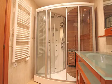 Villa moderne à Empuriabrava avec piscine privée, jardin, barbecue et climatisation, idéale pour familles - Photo 15
