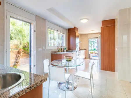 Superbe villa à Empuriabrava, 4 chambres, piscine privée, proche plage, pour 8 pers. - Photo 12