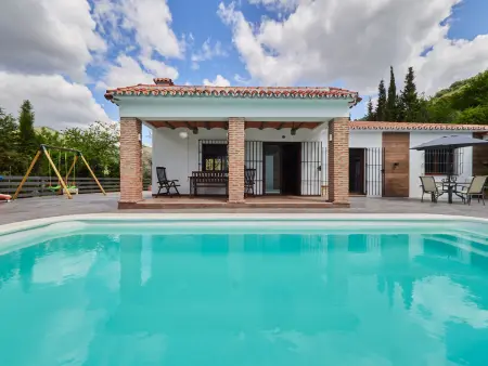 Charmante maison à Malaga avec piscine privée et espace enfants - Photo 4