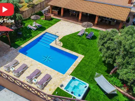 Villa exclusive avec piscine privée et jacuzzi près de la nature - Photo 1