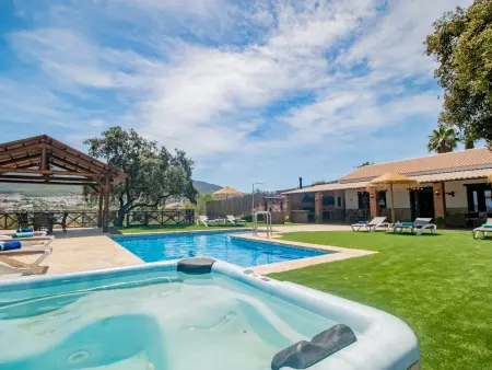 Villa exclusive avec piscine privée et jacuzzi près de la nature - Photo 9