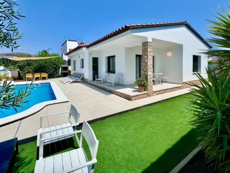 Villa spacieuse avec piscine privée près de la plage - Photo 1