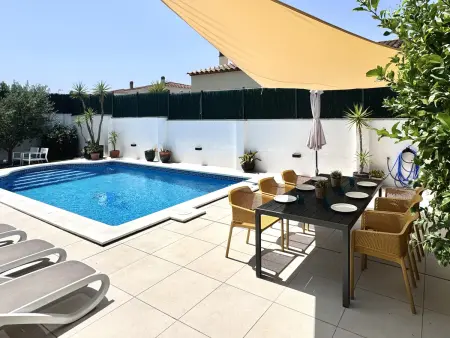Villa spacieuse avec piscine privée près de la plage - Photo 2