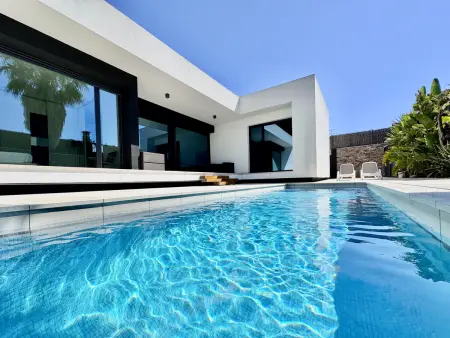 Villa moderne avec piscine privée, Wi-Fi, parking et climatisation, proche plage - Photo 2