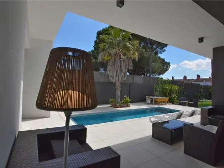 Villa moderne avec piscine privée, Wi-Fi, parking et climatisation, proche plage - Photo 15