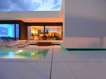 Villa moderne avec piscine privée, Wi-Fi, parking et climatisation, proche plage - Photo 18