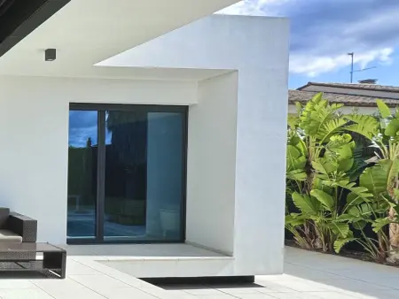 Villa moderne avec piscine privée, Wi-Fi, parking et climatisation, proche plage - Photo 29