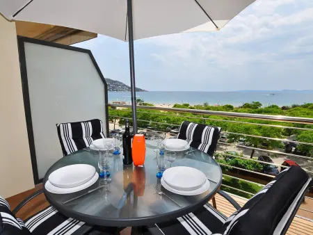 Appartement en front de mer à Rosas avec piscine, climatisation et parking, pour 4 personnes. - Photo 2