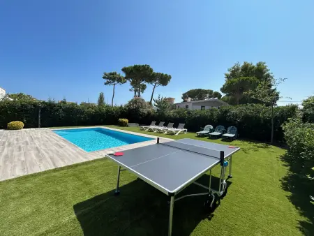 Chalet moderne à Mas Pinell avec piscine salée privée, clim, WiFi et parking, proche plage - Photo 2