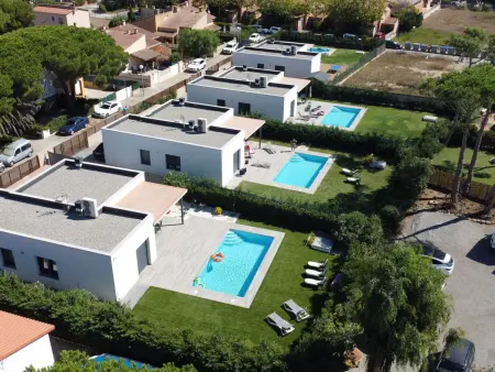 Chalet moderne à Mas Pinell avec piscine salée privée, clim, WiFi et parking, proche plage - Photo 3