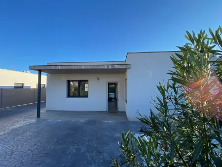 Chalet moderne à Mas Pinell avec piscine salée privée, clim, WiFi et parking, proche plage - Photo 9