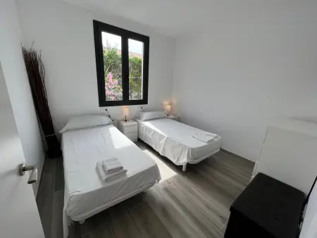 Chalet moderne à Mas Pinell avec piscine salée privée, clim, WiFi et parking, proche plage - Photo 13