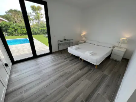 Chalet moderne à Mas Pinell avec piscine salée privée, clim, WiFi et parking, proche plage - Photo 14