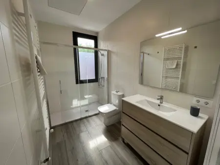 Chalet moderne à Mas Pinell avec piscine salée privée, clim, WiFi et parking, proche plage - Photo 17