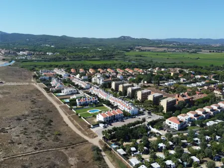 Chalet moderne à Mas Pinell avec piscine salée privée, clim, WiFi et parking, proche plage - Photo 18