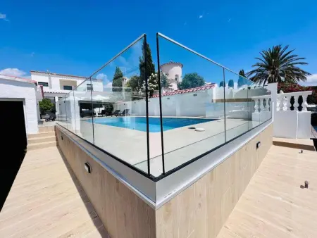 Villa de Luxe avec Piscine Privée et Parking à Empuriabrava - Photo 3