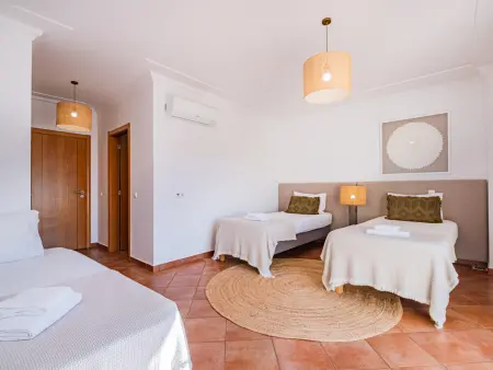 Villa familiale calme avec piscine, tennis et parking sécurisé - Photo 15