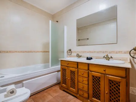 Villa familiale calme avec piscine, tennis et parking sécurisé - Photo 26