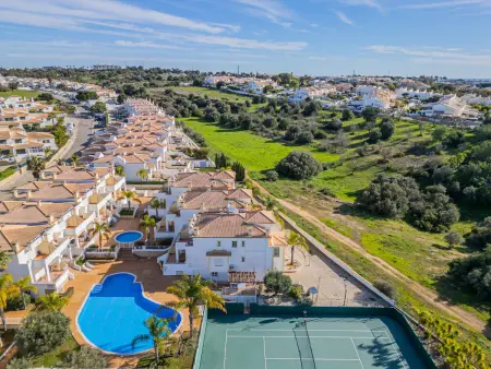 Villa familiale calme avec piscine, tennis et parking sécurisé - Photo 34
