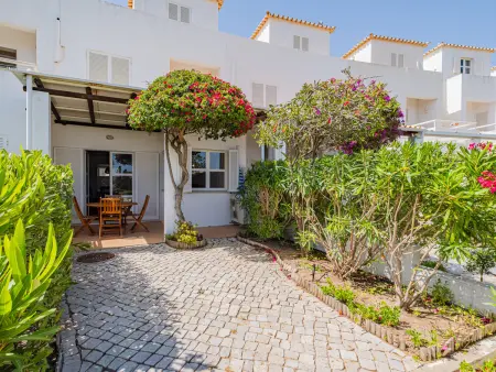 Villa cosy à Albufeira avec piscine partagée, 3 chambres pour 6 personnes - Photo 2