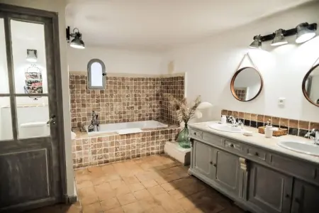 Charmant Mas Provençal avec piscine et jacuzzis, Charmante Villa Provençale à Noves - Photo 82