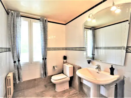 Villa con piscina y pista de tenis privada ideal para familias.  - WiFi Gratis - Photo 6