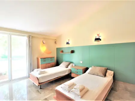Villa con piscina y pista de tenis privada ideal para familias.  - WiFi Gratis - Photo 9