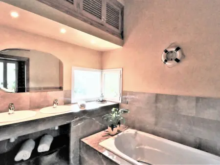 Villa con piscina y pista de tenis privada ideal para familias.  - WiFi Gratis - Photo 42