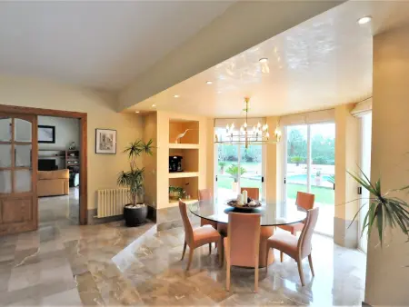Villa con piscina y pista de tenis privada ideal para familias.  - WiFi Gratis - Photo 50