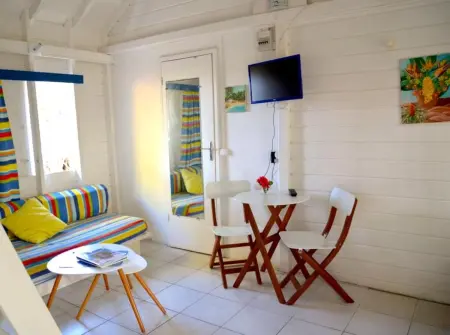 Bungalow accueillant avec jacuzzi à Grand-Bourg - Photo 3