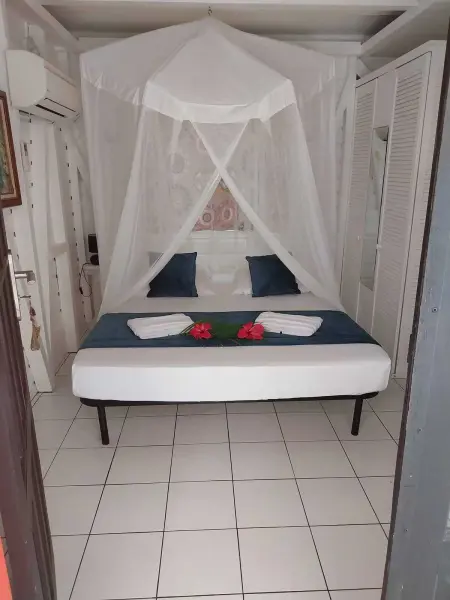 Bungalow accueillant avec jacuzzi à Grand Bourg 25 m² - Photo 6