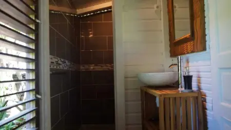 Bungalow accueillant avec jacuzzi à Grand Bourg 25 m² - Photo 8