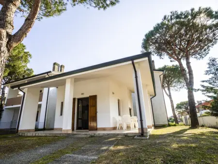 Eckhaus in Lido Di Volano, großer Innenhof, Grillplatz - Photo 1